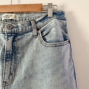 Abercrombie & Fitch - Curve Love Ultra High Rise Slim Straight Jeans size 31